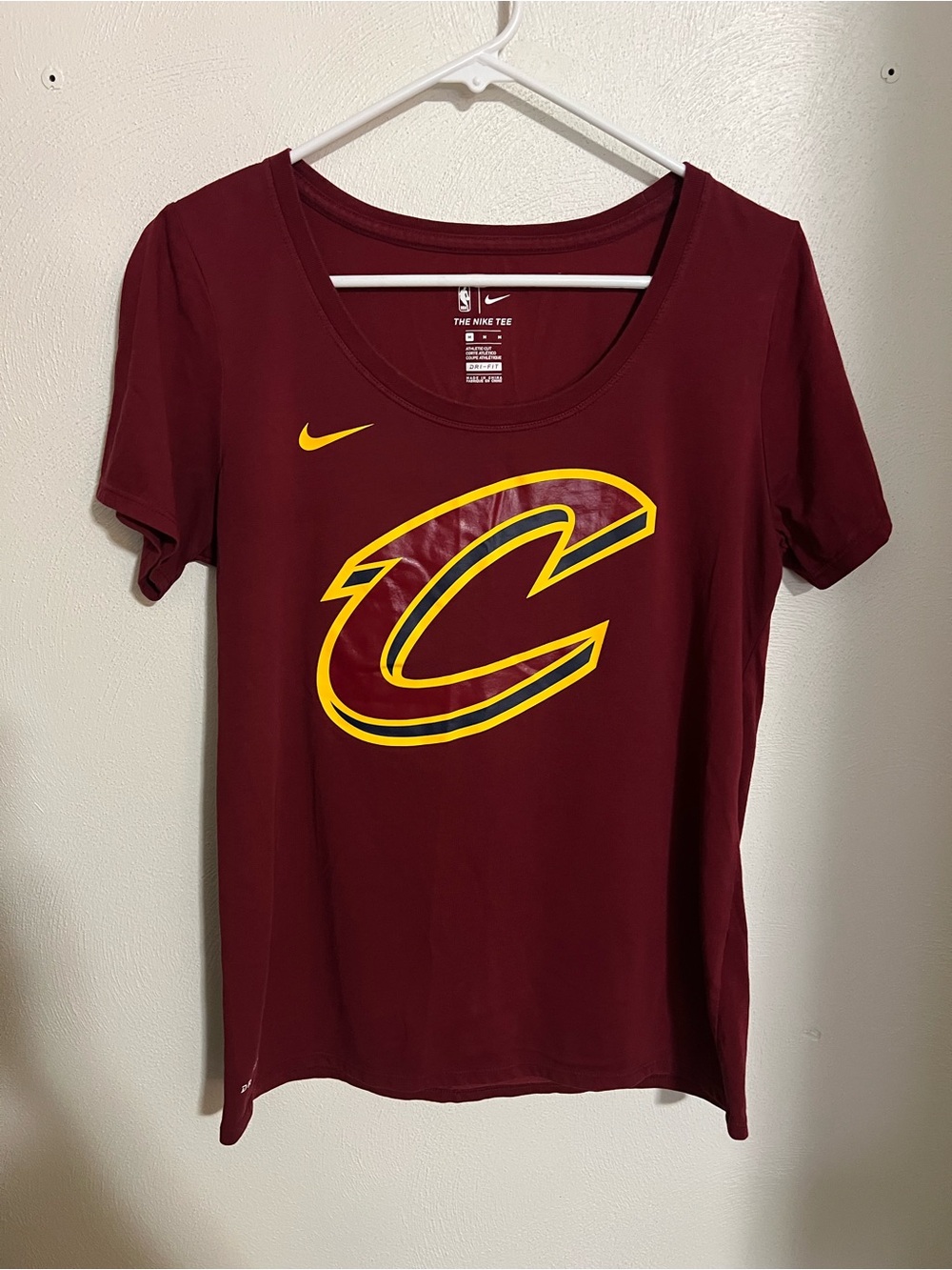 NIKE Classic Cleveland Cavaliers Dri Fit Athleisure T Shirt Maroon Yellow Wms‎ M